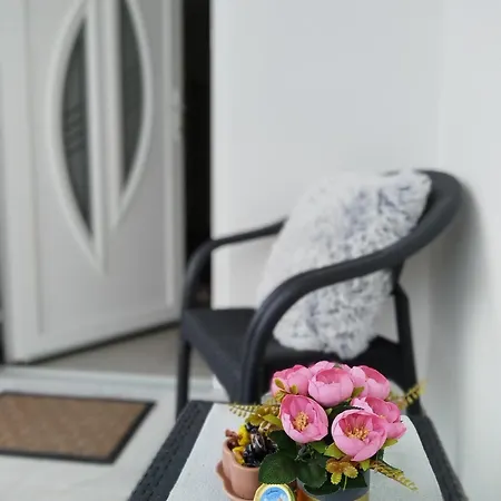 Honey House * Trebin